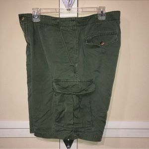#1829 Vintage Men's Dill Green cargo shorts by Woolrich Size 36